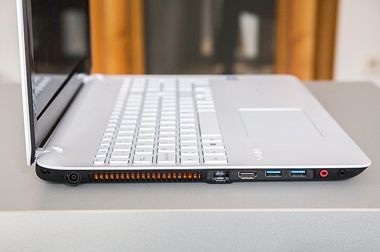 Sony Vaio Fit 15 (10).jpg